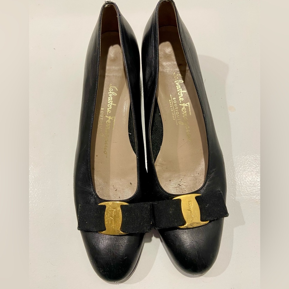 Salvatore Ferragamo Black Vara 8AA